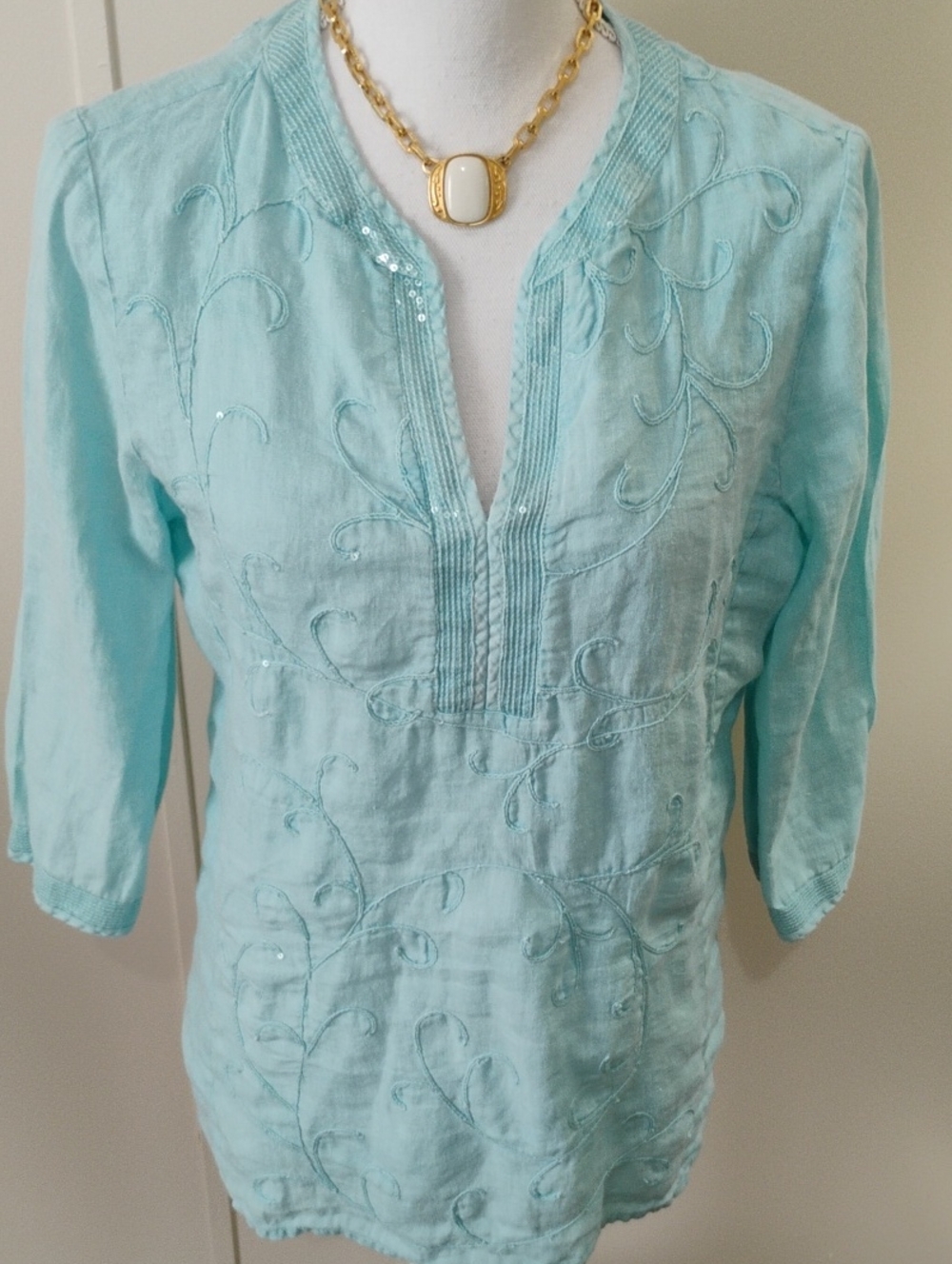 Gorgeous Chico's Linen Aqua Embroidered V-Neck Tunic